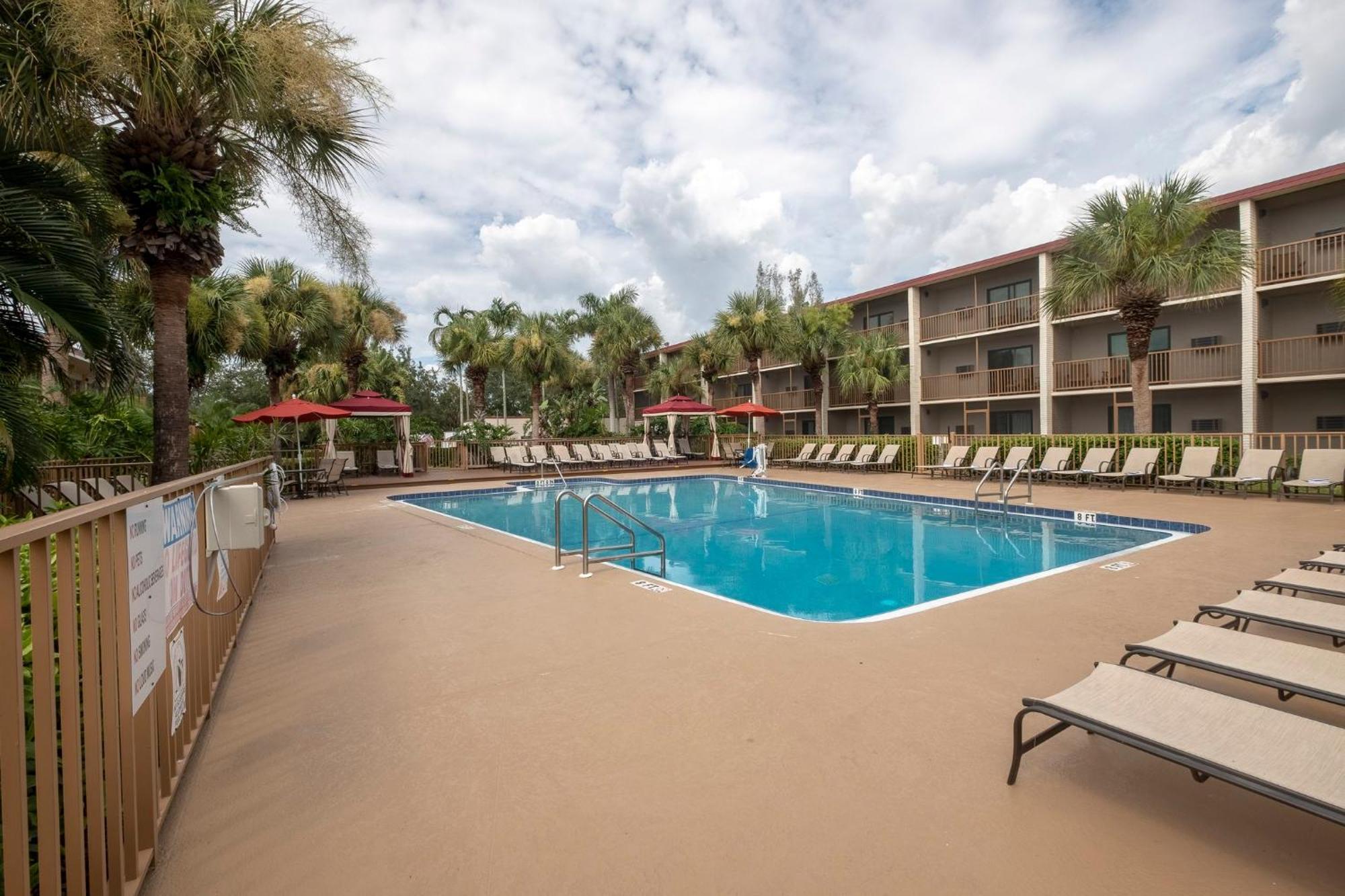 Red Roof Plus+ & Downtown-5th Ave S Hotel 3*
