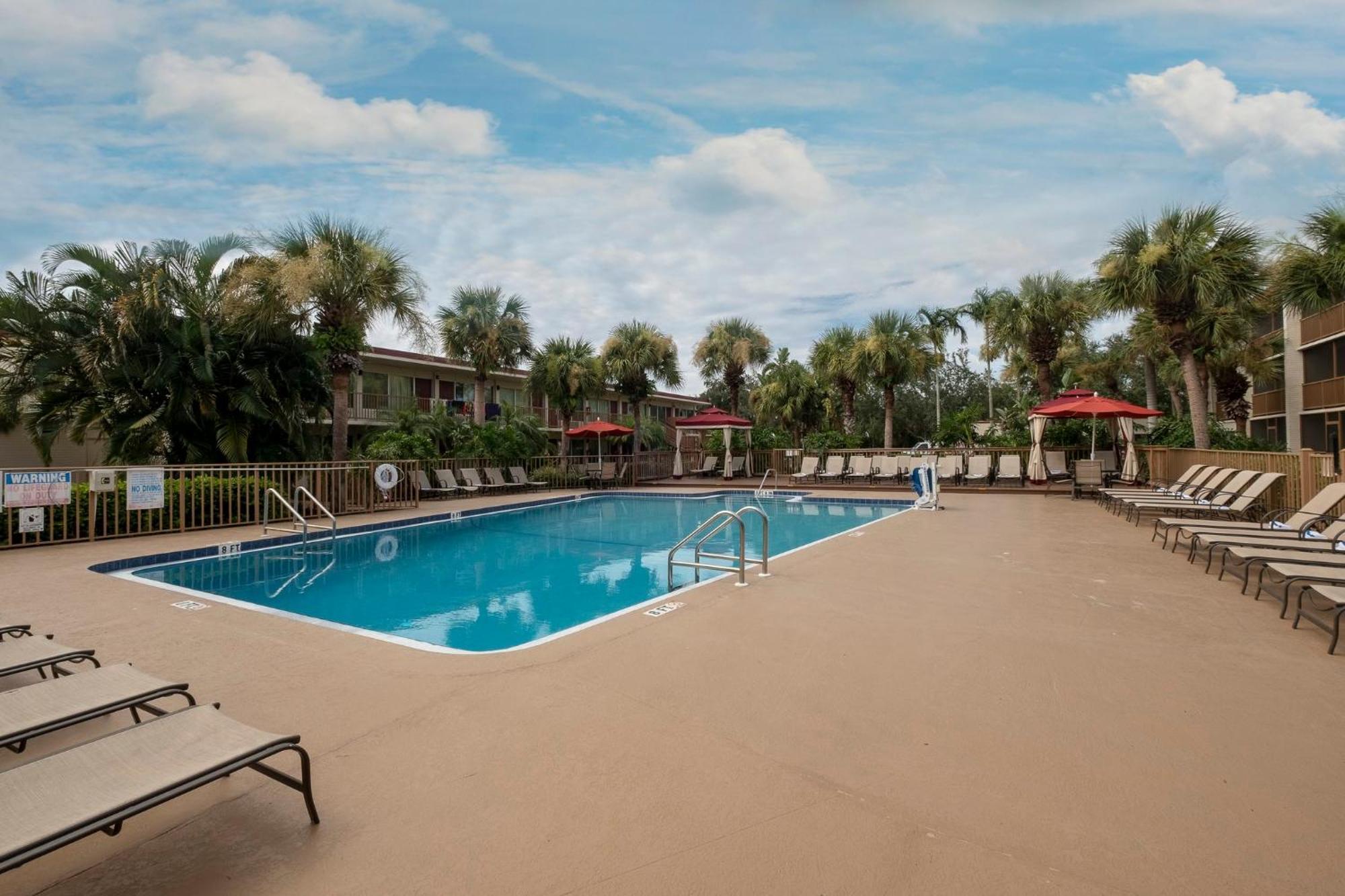 Hotel Red Roof Plus+ & Downtown-5th Ave S North Naples