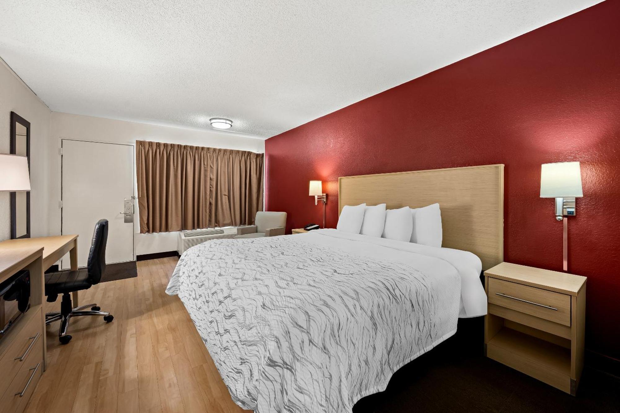 Hotel Red Roof Plus+ & Downtown-5th Ave S North Naples