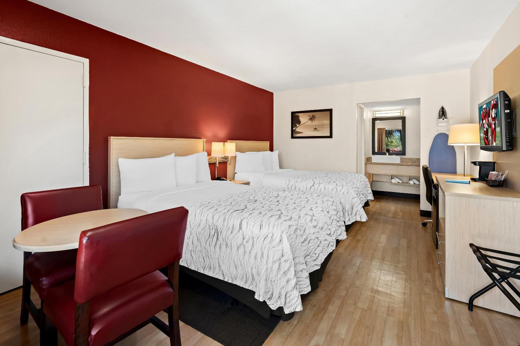 Hotel Red Roof Plus+ & Downtown-5th Ave S