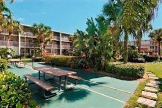 Hotel Red Roof Plus+ & Downtown-5th Ave S North Naples