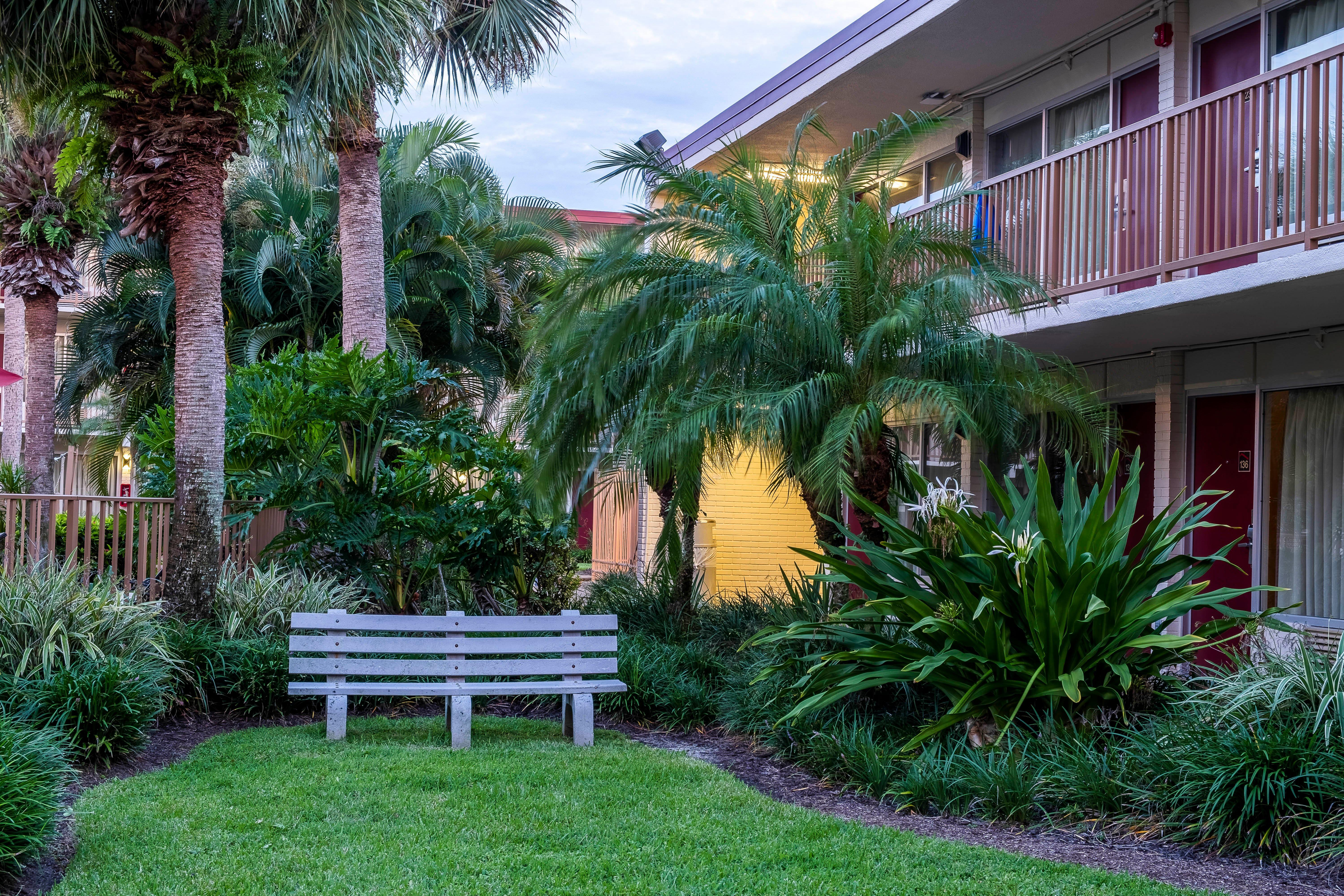 Hotel Red Roof Plus+ & Downtown-5th Ave S North Naples