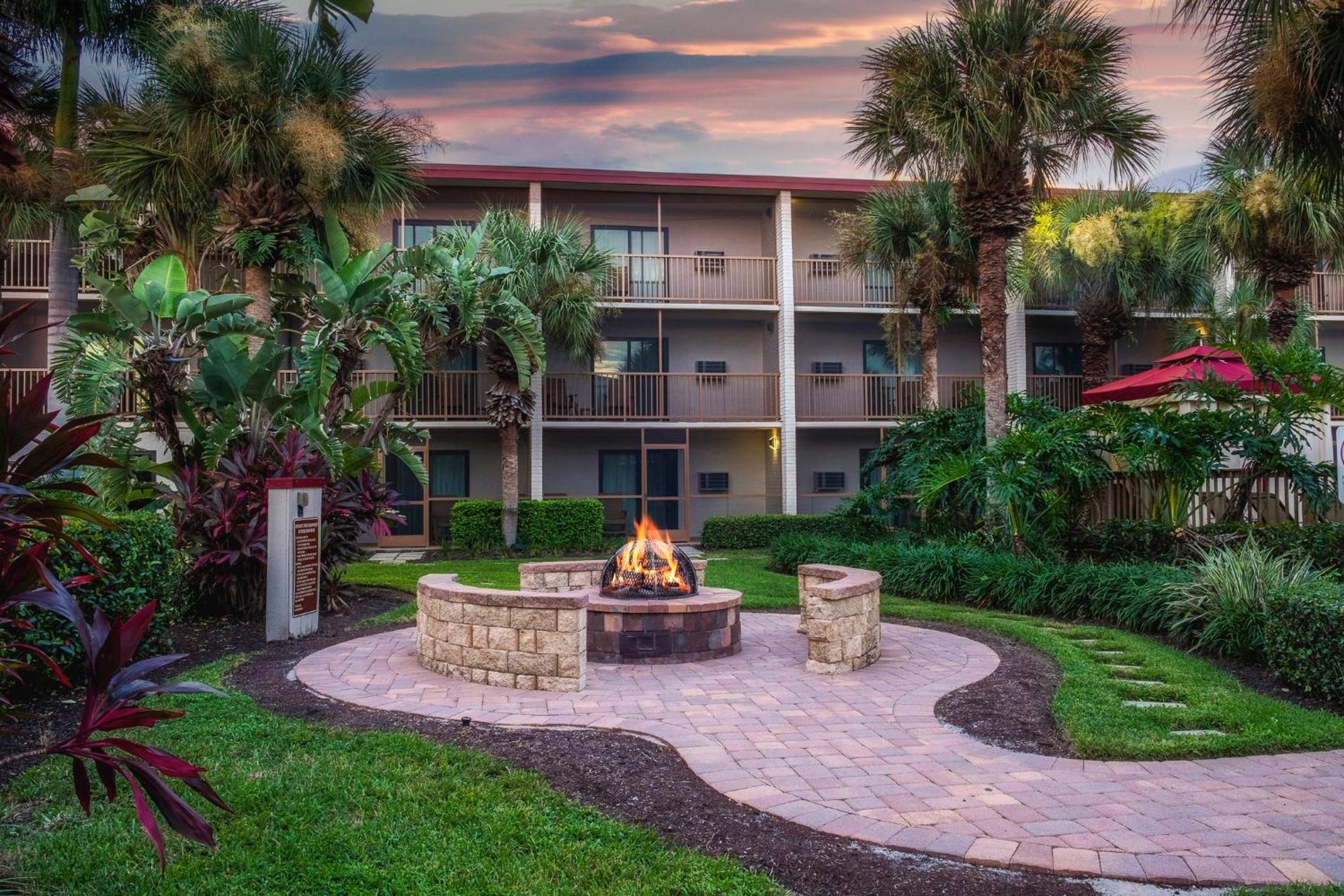 Red Roof Plus+ & Downtown-5th Ave S Hotel North Naples