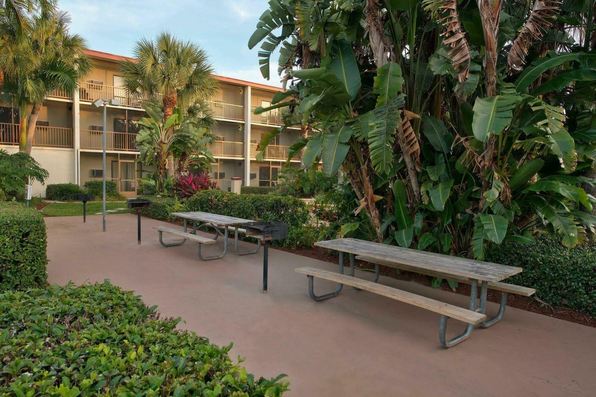 Red Roof Plus+ & Downtown-5th Ave S Hotel 3*